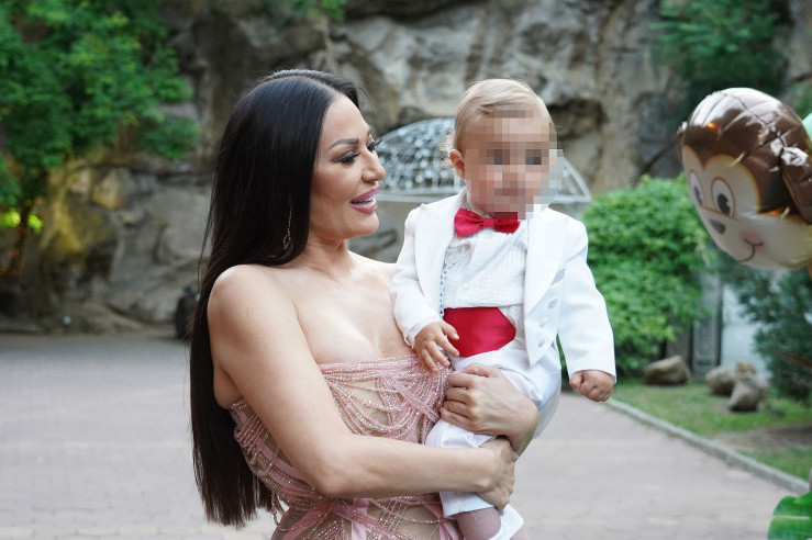 Bogdanu i Veljka ni da pita: Ceca odabrala snaju za najstarijeg unuka, sa njenom porodicom sve dogovorila Bogdanu i Veljka ni da pita: Ceca odabrala snaju za najstarijeg unuka, sa njenom porodicom sve dogovorila