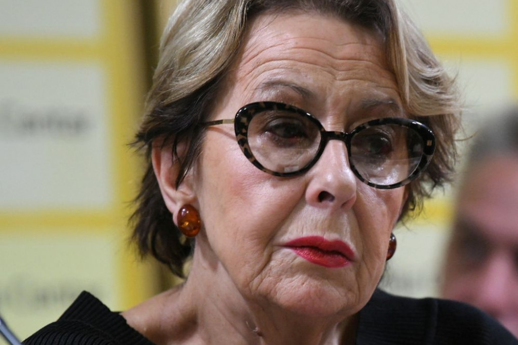 Ceca Bojković se potvrgla estetskim korekcijama: Htela da izgleda mlađe, kad ono (FOTO) Ceca Bojković se potvrgla estetskim korekcijama: Htela da izgleda mlađe, kad ono (FOTO)