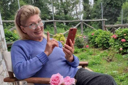 Mala kućica u cveću: Na samo 10 kilometara od Beograda Suzana Mančić stvorila je svoju oazu mira FOTO
