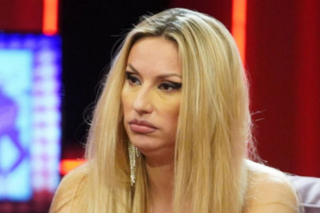 Nemoj da proganjaš mog brata, on je sada oženjen čovek:  Rada Manojlović doživela neviđenu neprijatnost Nemoj da proganjaš mog brata, on je sada oženjen čovek:  Rada Manojlović doživela neviđenu neprijatnost