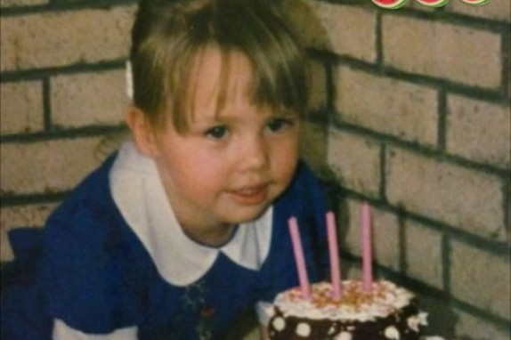 Ćerka poznatog pevača snimila dva hita, pa trbuhom za kruhom napustila roditeljski dom! Prepoznajete li devojčicu sa fotografije? Ćerka poznatog pevača snimila dva hita, pa trbuhom za kruhom napustila roditeljski dom! Prepoznajete li devojčicu sa fotografije?