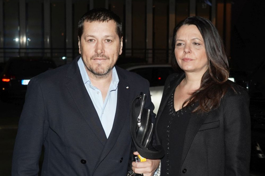 Svi gledaju u njene noge: Aco Pejović sa suprugom u izlasku, Bilja nikad atraktivnija FOTO Svi gledaju u njene noge: Aco Pejović sa suprugom u izlasku, Bilja nikad atraktivnija FOTO