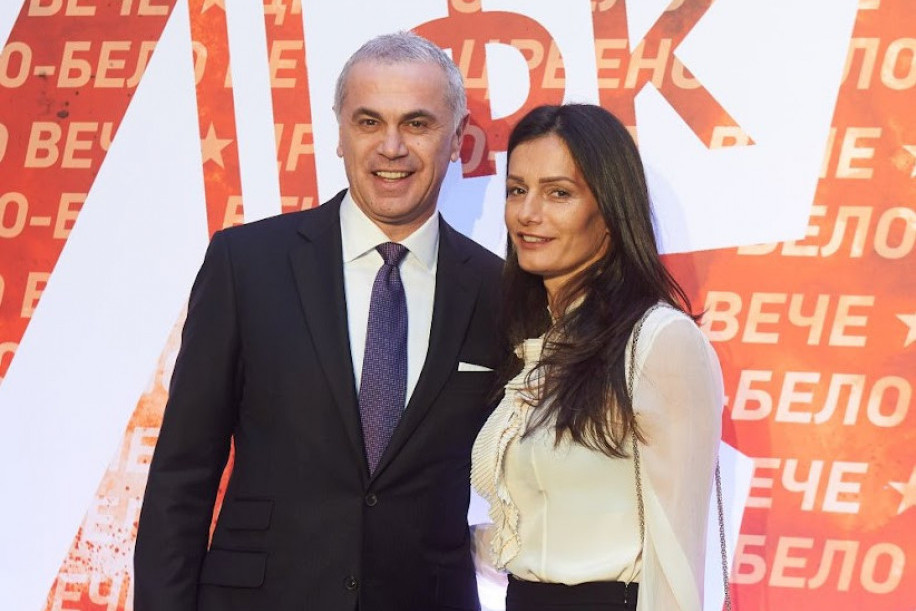 Moćna žena iz senke: Supruga Zvezdana Terzića podarila mu troje dece, a evo kojim ozbiljnim poslom se bavi Moćna žena iz senke: Supruga Zvezdana Terzića podarila mu troje dece, a evo kojim ozbiljnim poslom se bavi