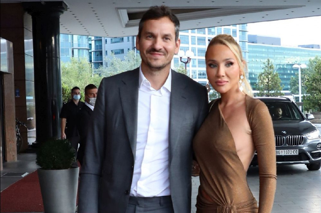 Pored toliko para zar ovako da letuju? Jovana Nikolić šokirala fanove informacijom kako izgleda njen i Markov odmor Pored toliko para zar ovako da letuju? Jovana Nikolić šokirala fanove informacijom kako izgleda njen i Markov odmor