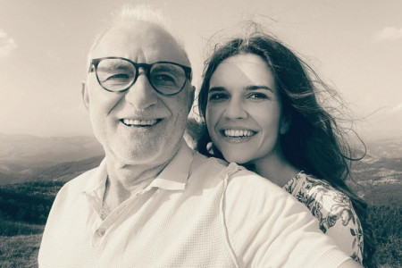 Na ruci devojke Lazara Ristovskog zasijao prsten: Ovakav niz dijamanta još niste videli (FOTO)