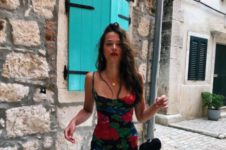 Mia Bjelogrlić fotografijom sa plaže sve raspametila, posebno Marića Mia Bjelogrlić fotografijom sa plaže sve raspametila, posebno Marića