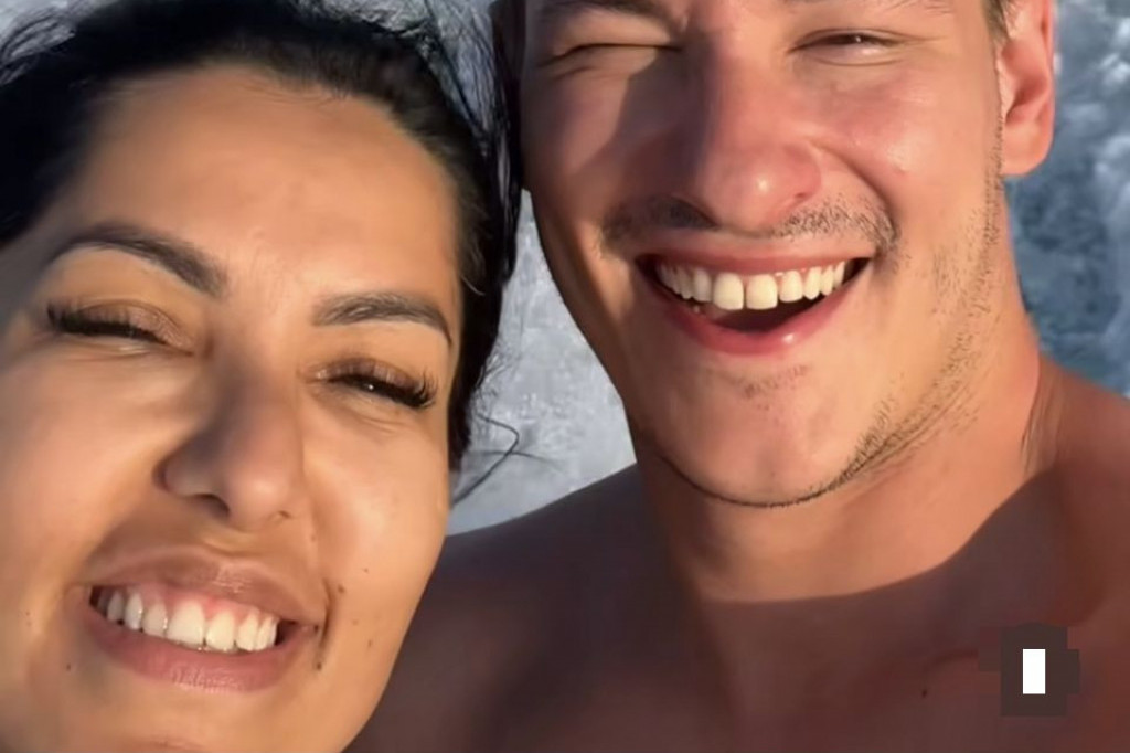 Ovako Tanja Savić izgleda u kupaćem kostimu: Svi u šoku gledaju donji deo (FOTO) Ovako Tanja Savić izgleda u kupaćem kostimu: Svi u šoku gledaju donji deo (FOTO)