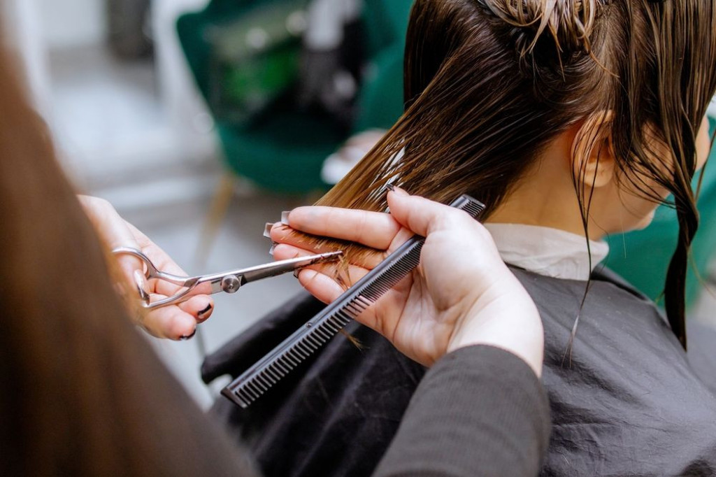 Pristaje svima, a sa lica skida 10 godina: Ovo je frizura broj jedan za leto 2024. godine Pristaje svima, a sa lica skida 10 godina: Ovo je frizura broj jedan za leto 2024. godine