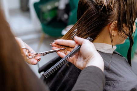 Pristaje svima, a sa lica skida 10 godina: Ovo je frizura broj jedan za leto 2024. godine Pristaje svima, a sa lica skida 10 godina: Ovo je frizura broj jedan za leto 2024. godine