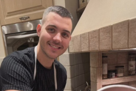 Kad je sa njim uživa u svili i kadifi, a evo iz kakve kuće potiče nova devojka Viktora Živojinovića (FOTO) Kad je sa njim uživa u svili i kadifi, a evo iz kakve kuće potiče nova devojka Viktora Živojinovića (FOTO)