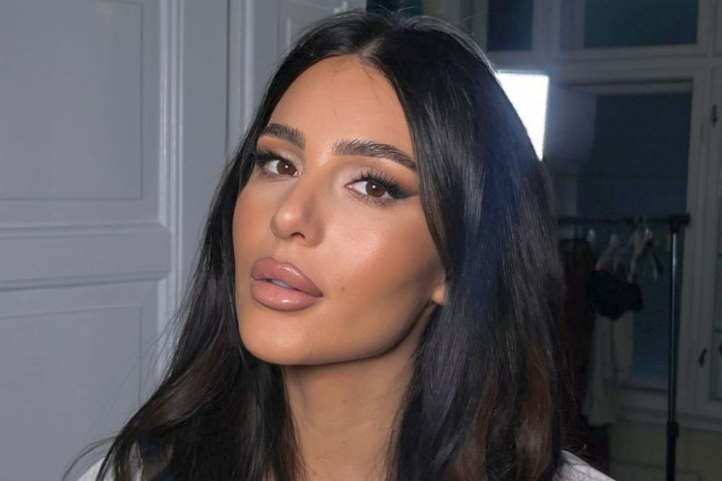 Anastasija baš ume da odabere efektan nakit: Ogrlica koja i najobičniji outfit podiže u nebesa FOTO Anastasija baš ume da odabere efektan nakit: Ogrlica koja i najobičniji outfit podiže u nebesa FOTO