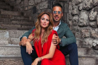 Bez pompe i privatnih dekoratera: Nikola Rokvić i Bojana Barović sa mališanima okitili jelku, baš kao sav svet FOTO