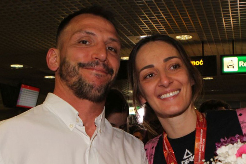 Novinarka koju povezuju s Dačom Ikodinovićem razvezala jezik: Poljubili smo se Novinarka koju povezuju s Dačom Ikodinovićem razvezala jezik: Poljubili smo se