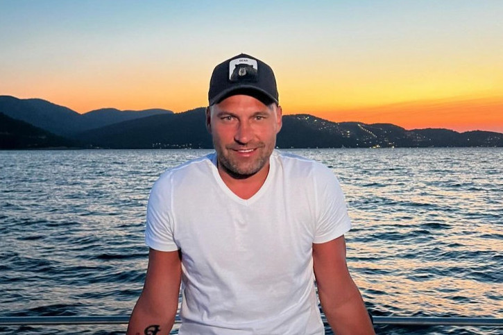 Potpuni presedan: Duško Tošić uživa na jahti, sa njim druga žena (FOTO) Potpuni presedan: Duško Tošić uživa na jahti, sa njim druga žena (FOTO)