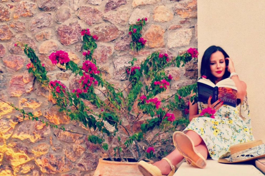 Tamara Vučić pozirala sa knjigom, a onda su svi primetili prsten na njenoj ruci:  Sa posvetom koja mami suze (FOTO) Tamara Vučić pozirala sa knjigom, a onda su svi primetili prsten na njenoj ruci:  Sa posvetom koja mami suze (FOTO)