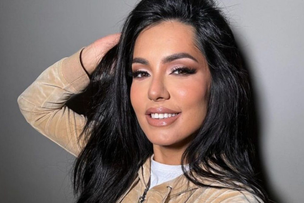 Ovo nije želela da joj bude u kadru: Tanja Savić htela da se pohvali kosom, pa napravila peh Ovo nije želela da joj bude u kadru: Tanja Savić htela da se pohvali kosom, pa napravila peh