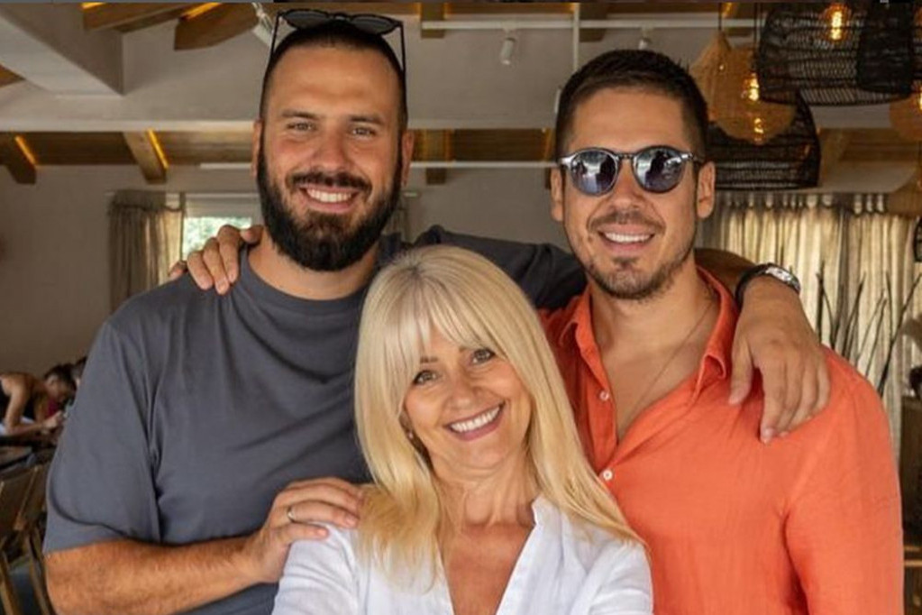 Dve i po godine od Marinkove smrti Slavica Rokvić uživa u novoj ljubavi: Srce joj je puno (FOTO) Dve i po godine od Marinkove smrti Slavica Rokvić uživa u novoj ljubavi: Srce joj je puno (FOTO)