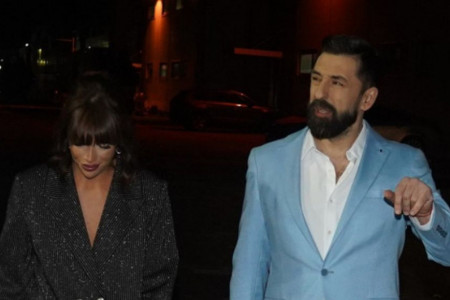 Mina Naumović prvi put na crvenom tepihu nakon rođenja sina Peruna: U njene noge svi gledaju, Amidžić crveni (FOTO)
