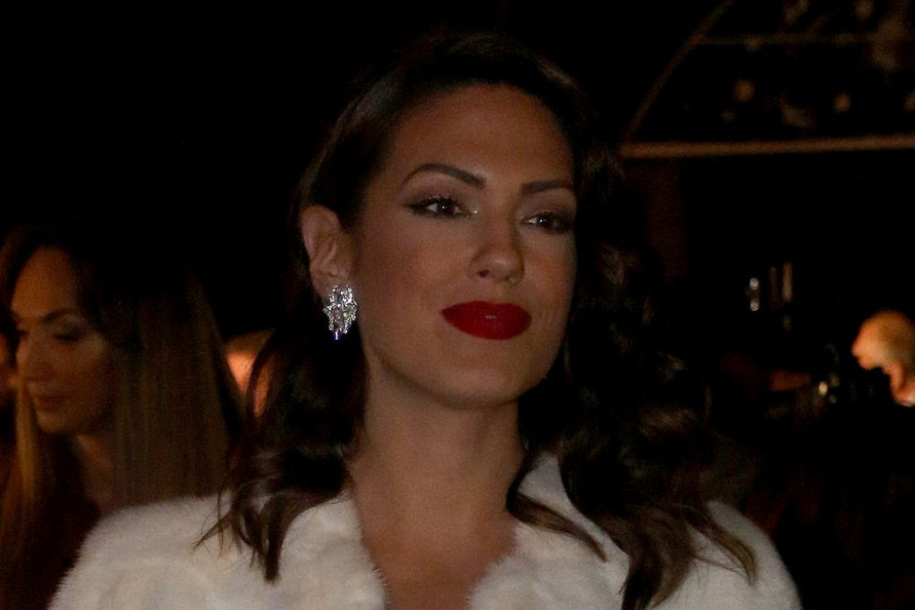Nakon očeve smrti Nina Radulović progovorila o drugoj trudnoći Nakon očeve smrti Nina Radulović progovorila o drugoj trudnoći