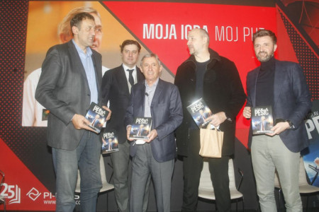 Zbog nje je ostavio suprugu i sina: Slavni košarkaš sada ljubi ovu lepoticu, obe žene rođene istog datuma Zbog nje je ostavio suprugu i sina: Slavni košarkaš sada ljubi ovu lepoticu, obe žene rođene istog datuma