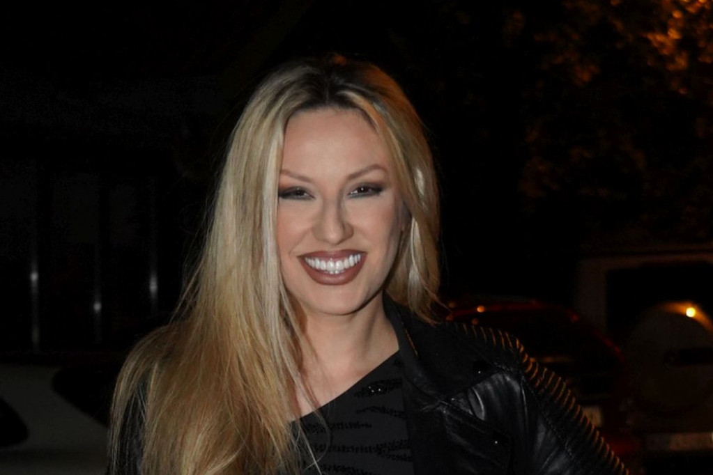 Sve radi da je vrati: Pevač ne može da zaboravi Radu Manojlović Sve radi da je vrati: Pevač ne može da zaboravi Radu Manojlović