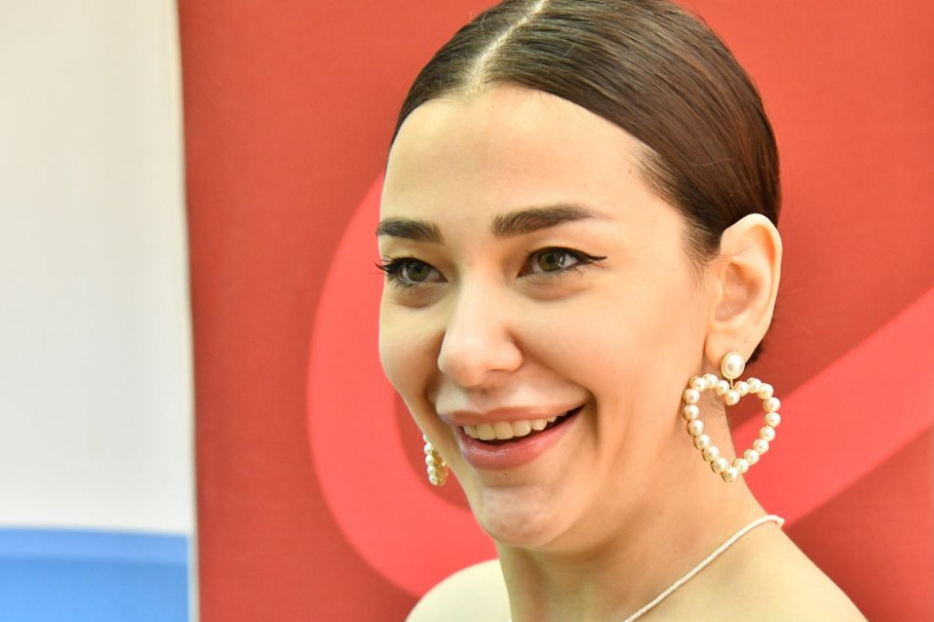 Sanja Vučić zna da privuče pažnju: Da li biste nosili ovakve papuče? Sanja Vučić zna da privuče pažnju: Da li biste nosili ovakve papuče?