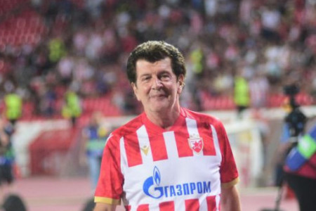 Da li je vreme za dijetu: Bajaga obukao dres omiljenog kluba, pa pokazao i što nije planirao Da li je vreme za dijetu: Bajaga obukao dres omiljenog kluba, pa pokazao i što nije planirao
