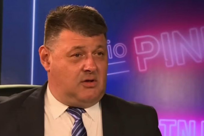 Predrag Sarapa ima dve fakultetske diplome, a u školi je iz ovog predmeta išao na popravni Predrag Sarapa ima dve fakultetske diplome, a u školi je iz ovog predmeta išao na popravni