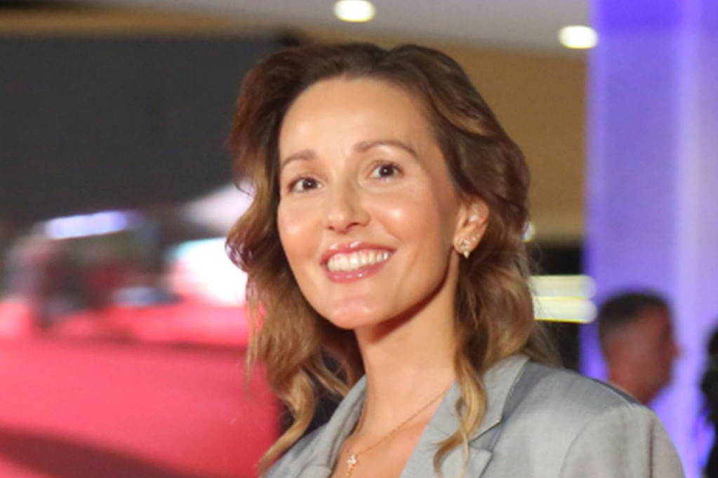 On se oženio rođenom sestrom Jelene Đoković, sve do tog momenta bile su nerazdvojne On se oženio rođenom sestrom Jelene Đoković, sve do tog momenta bile su nerazdvojne