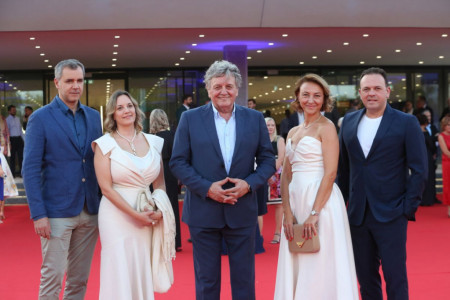 Svi pogledi uprti u snaju Radoša Bajića: Kada se pojavila, svi su zanemeli (FOTO) Svi pogledi uprti u snaju Radoša Bajića: Kada se pojavila, svi su zanemeli (FOTO)