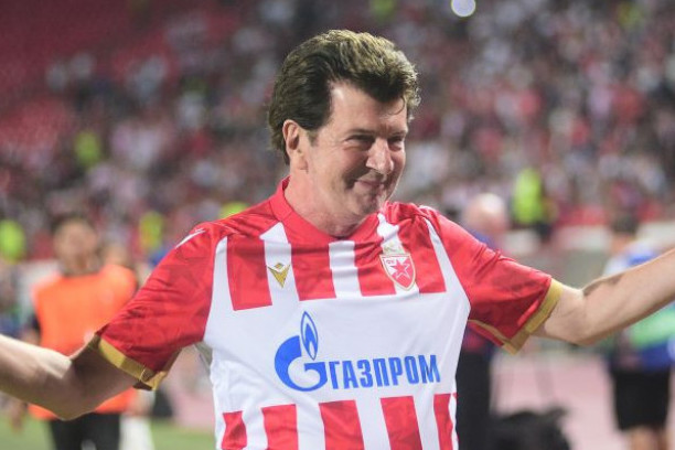 Slike Bajagine unuke su nešto najslađe što ćete danas videti: Žensko dete, pa toliko liči na dedu - Ista kosica, oblik glave, oči Slike Bajagine unuke su nešto najslađe što ćete danas videti: Žensko dete, pa toliko liči na dedu - Ista kosica, oblik glave, oči