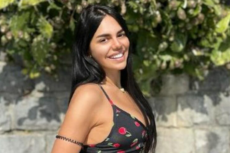 Duga tamna kosa je prošlost: Maša Terzić se ofarbala u plavo (FOTO) Duga tamna kosa je prošlost: Maša Terzić se ofarbala u plavo (FOTO)