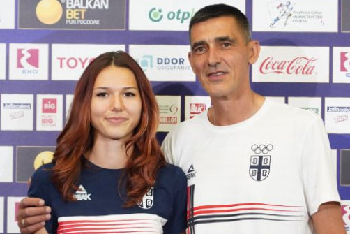 Gledali ste je na televiziji, a niste znali čija je žena! Ova poznata dama je Angelinina majka i supruga Dragutina Topića FOTO Gledali ste je na televiziji, a niste znali čija je žena! Ova poznata dama je Angelinina majka i supruga Dragutina Topića FOTO