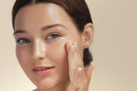 Mejkap trik koji u sekundi čini da izgledate blistavo i sveže Mejkap trik koji u sekundi čini da izgledate blistavo i sveže