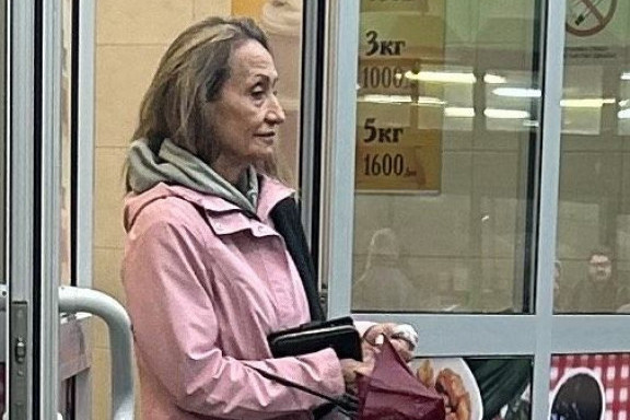 Ljiljana Jakšić uslikana na pijaci na Novom Beogradu, a svi primetili jedan detalj (FOTO) Ljiljana Jakšić uslikana na pijaci na Novom Beogradu, a svi primetili jedan detalj (FOTO)