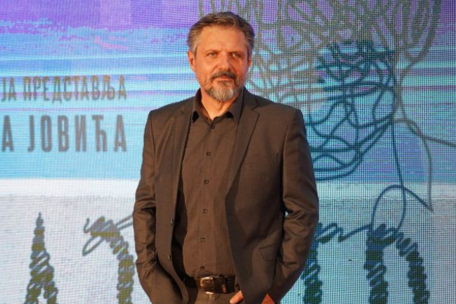 Rodila mu petoro dece, a gotovo nikad se ne pojavljuje: Supruga Nebojše Dugalića zablistala na crvenom tepihu, sve oči uprte u nju Rodila mu petoro dece, a gotovo nikad se ne pojavljuje: Supruga Nebojše Dugalića zablistala na crvenom tepihu, sve oči uprte u nju