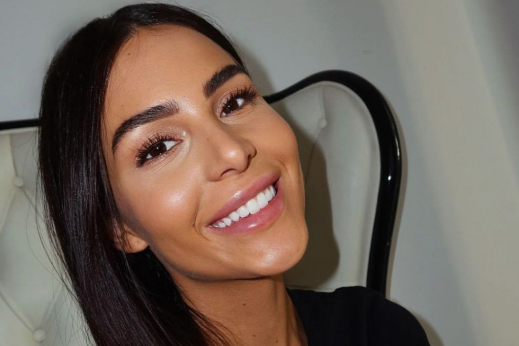 Zaboravite crnu i bež, ova boja je moćna i elegantna: Anastasija u najmodernijem kaputu sezone Zaboravite crnu i bež, ova boja je moćna i elegantna: Anastasija u najmodernijem kaputu sezone