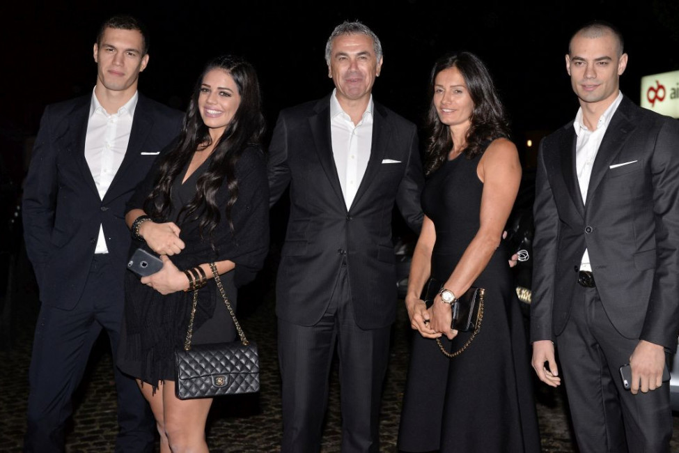 Majka troje dece, baka tri dečaka: Bivša supruga Zvezdana Terzića je lepotica, a malo ko zna čime se bavi Majka troje dece, baka tri dečaka: Bivša supruga Zvezdana Terzića je lepotica, a malo ko zna čime se bavi