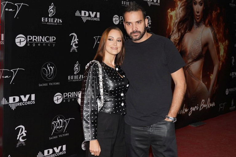 Stigao na kućnu adresu u maloj kutiji: Filip Živojinović iskeširao 14.000 evra za rođendanski poklon Priji (FOTO) Stigao na kućnu adresu u maloj kutiji: Filip Živojinović iskeširao 14.000 evra za rođendanski poklon Priji (FOTO)