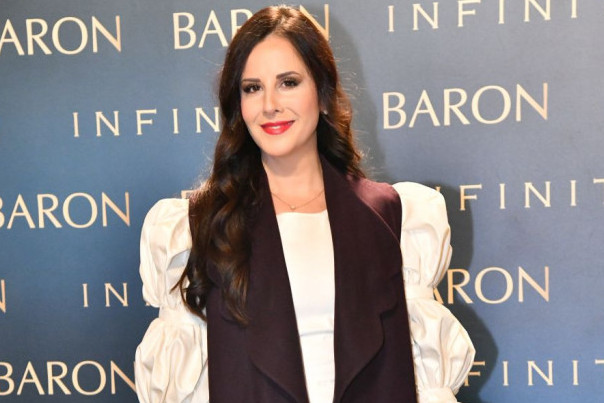 Prva dama ponovo diktira modne trendove: Tamara u boji sezone prošetala crvenim tepihom Prva dama ponovo diktira modne trendove: Tamara u boji sezone prošetala crvenim tepihom