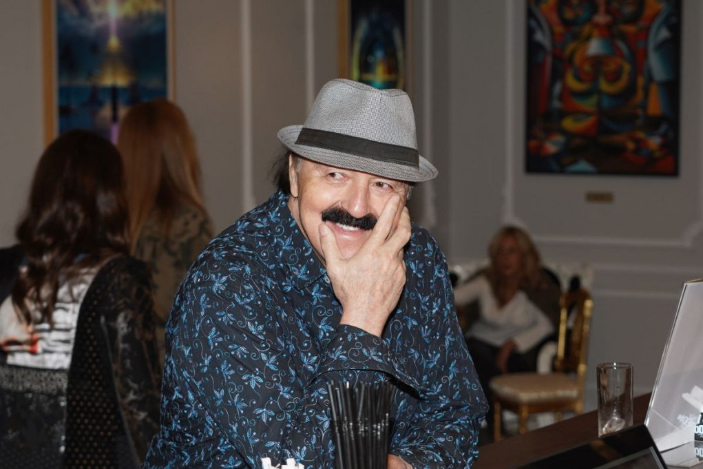 EKSKLUZIVNO: Kamere sve zabeležile, evo sa kim se Haris viđa posle razvoda (VIDEO) EKSKLUZIVNO: Kamere sve zabeležile, evo sa kim se Haris viđa posle razvoda (VIDEO)