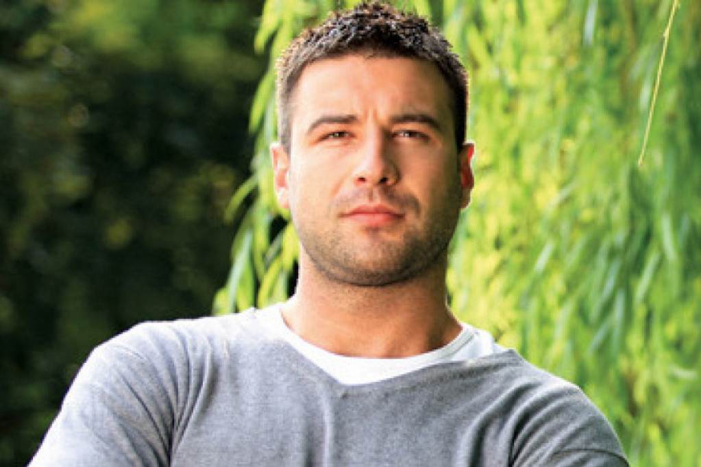 Ljuba Jovanović danas ima dva razloga za slavlje: Ljubav se piše brojem 4 Ljuba Jovanović danas ima dva razloga za slavlje: Ljubav se piše brojem 4