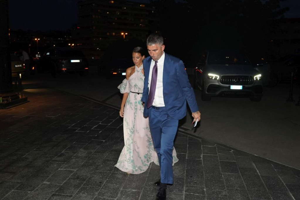 Kolarov 10 godina varao ženu, a sve je puklo kada mu je ljubavnica rodila sina: Zanosna Kristina danas ovako izgleda Kolarov 10 godina varao ženu, a sve je puklo kada mu je ljubavnica rodila sina: Zanosna Kristina danas ovako izgleda