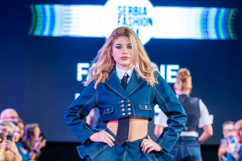 Svečano otvoren Serbia Fashion Week: Veče kada je moda spojila Srbiju i Francusku u spektaklu vrhunskih talenata Svečano otvoren Serbia Fashion Week: Veče kada je moda spojila Srbiju i Francusku u spektaklu vrhunskih talenata