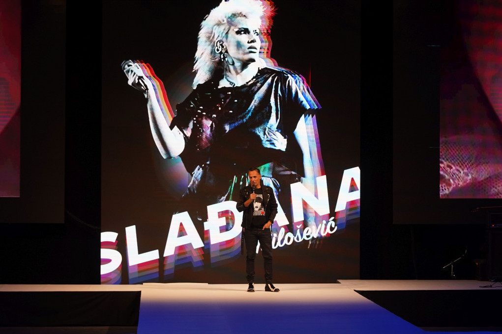 Fantastično putovanje sa Slađanom Milošević: Perwoll Fashion Week otvoren revijom u čast princezi domaće rok scene Fantastično putovanje sa Slađanom Milošević: Perwoll Fashion Week otvoren revijom u čast princezi domaće rok scene