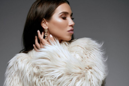 Zaboravite na krem, crnu i braon: Bunde u ovoj boji su hit  februara FOTO Zaboravite na krem, crnu i braon: Bunde u ovoj boji su hit  februara FOTO