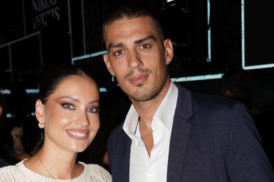 Čestitamo! Mirka napunila 35, a Vujadin pred svima pokazao nežnu stranu – ljubav cveta kao na početku FOTO Čestitamo! Mirka napunila 35, a Vujadin pred svima pokazao nežnu stranu – ljubav cveta kao na početku FOTO