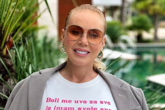 Prve slike Lepe Brene u kupaćem nakon povrede: Boba je nosi u bazenu, a tek da joj vidite nogu Prve slike Lepe Brene u kupaćem nakon povrede: Boba je nosi u bazenu, a tek da joj vidite nogu