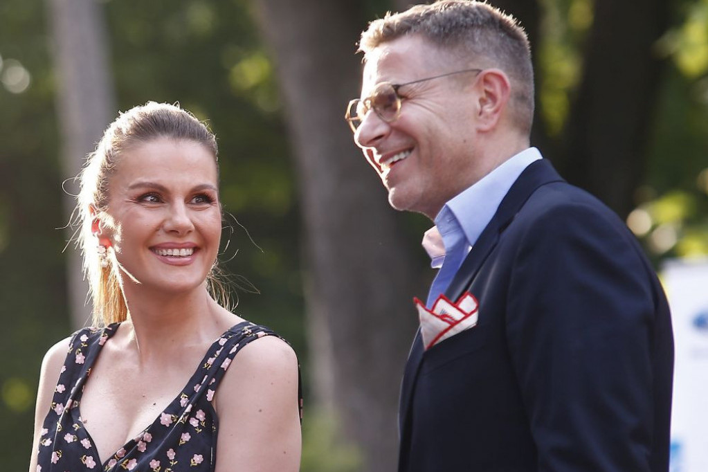 Proslavljaju 22. godišnjicu braka, a malo ko bi pogodio: Evo koliko je zapravo zgodni suprug Maje Nikolić stariji od nje Proslavljaju 22. godišnjicu braka, a malo ko bi pogodio: Evo koliko je zapravo zgodni suprug Maje Nikolić stariji od nje