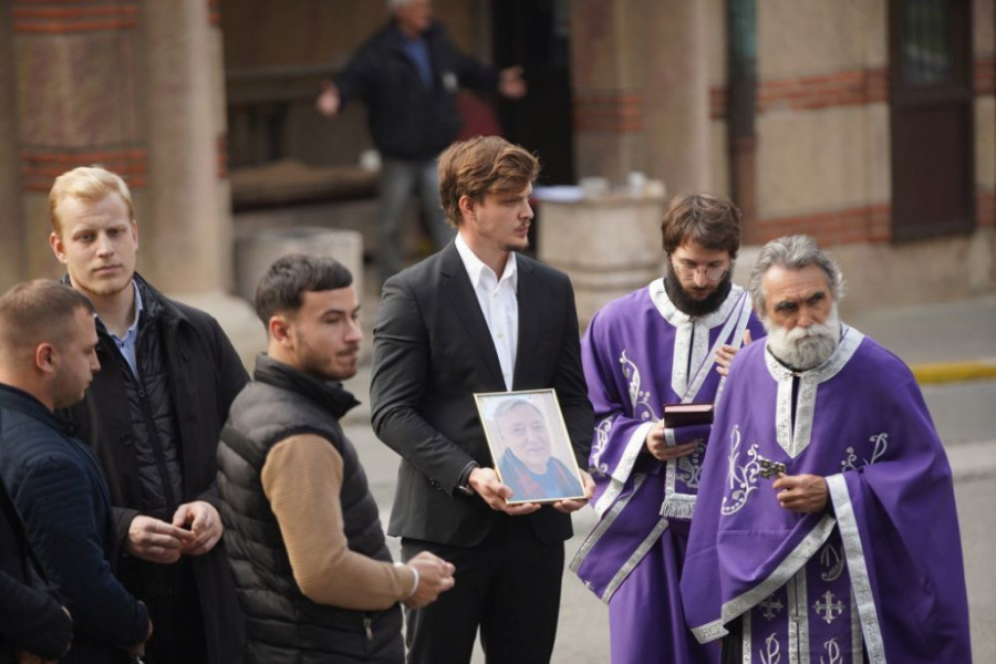 Muk na Novom groblju: Petoro dece odalo poslednju počast reditelju Dragoslavu Laziću (FOTO) Muk na Novom groblju: Petoro dece odalo poslednju počast reditelju Dragoslavu Laziću (FOTO)